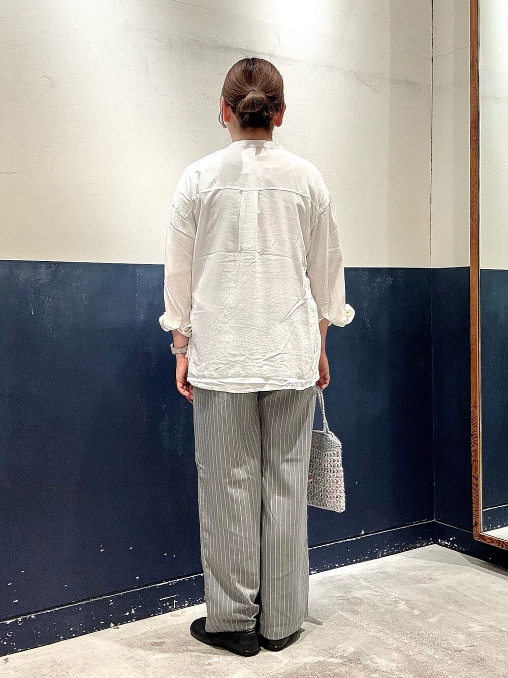 グレー系のTシャツ/カットソー、ホワイト系のシャツ/ブラウス、グレー系のその他パンツを着用したレディースの春コーディネートの3枚目の写真
