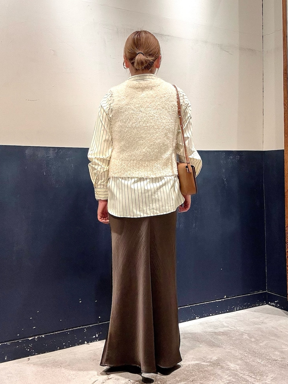 イエロー系のショルダーバッグ、イエロー系のシャツ/ブラウス、イエロー系のニット/セーターを着用したレディースの冬コーディネートの3枚目の写真