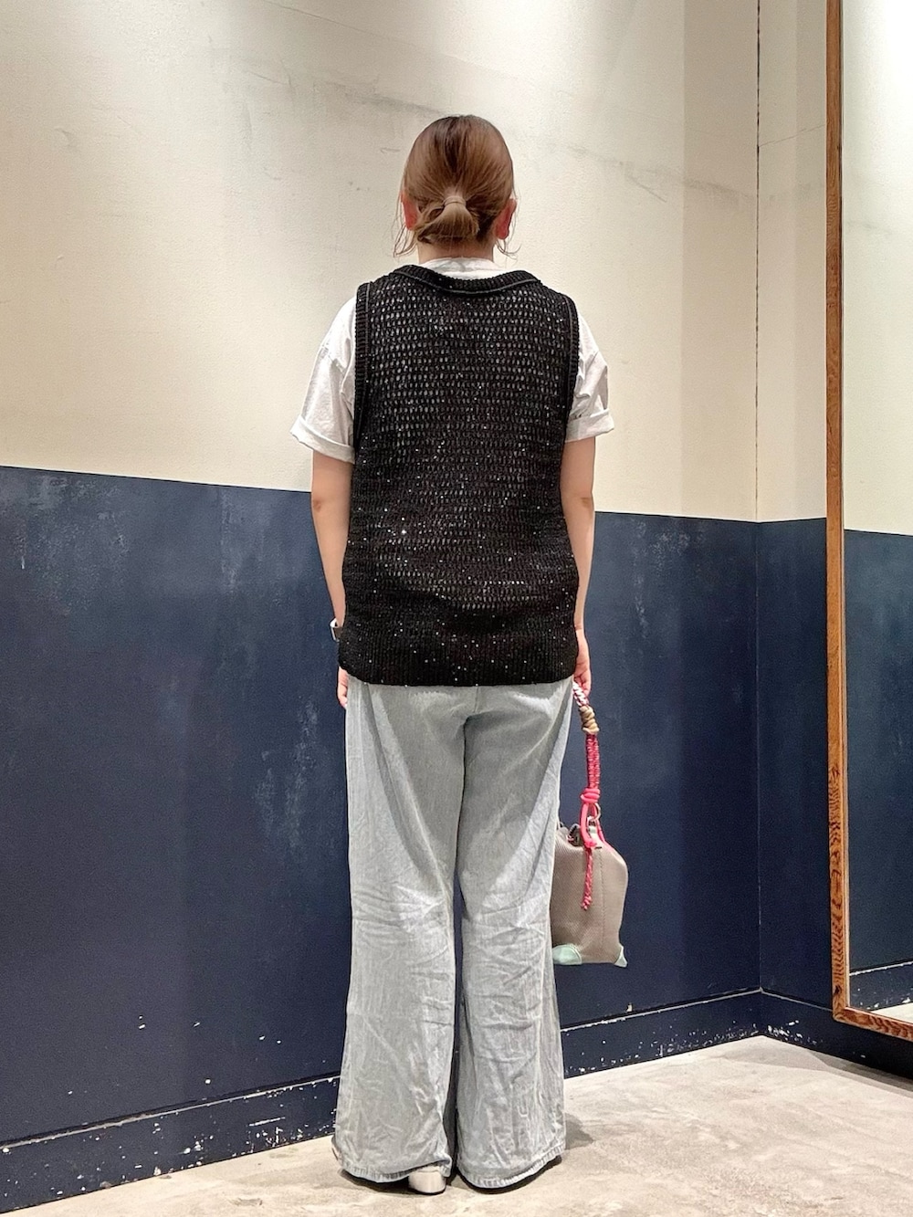 グレー系のショルダーバッグ、ブルー系のデニムパンツ、グレー系のTシャツ/カットソーを着用したレディースの夏コーディネートの3枚目の写真