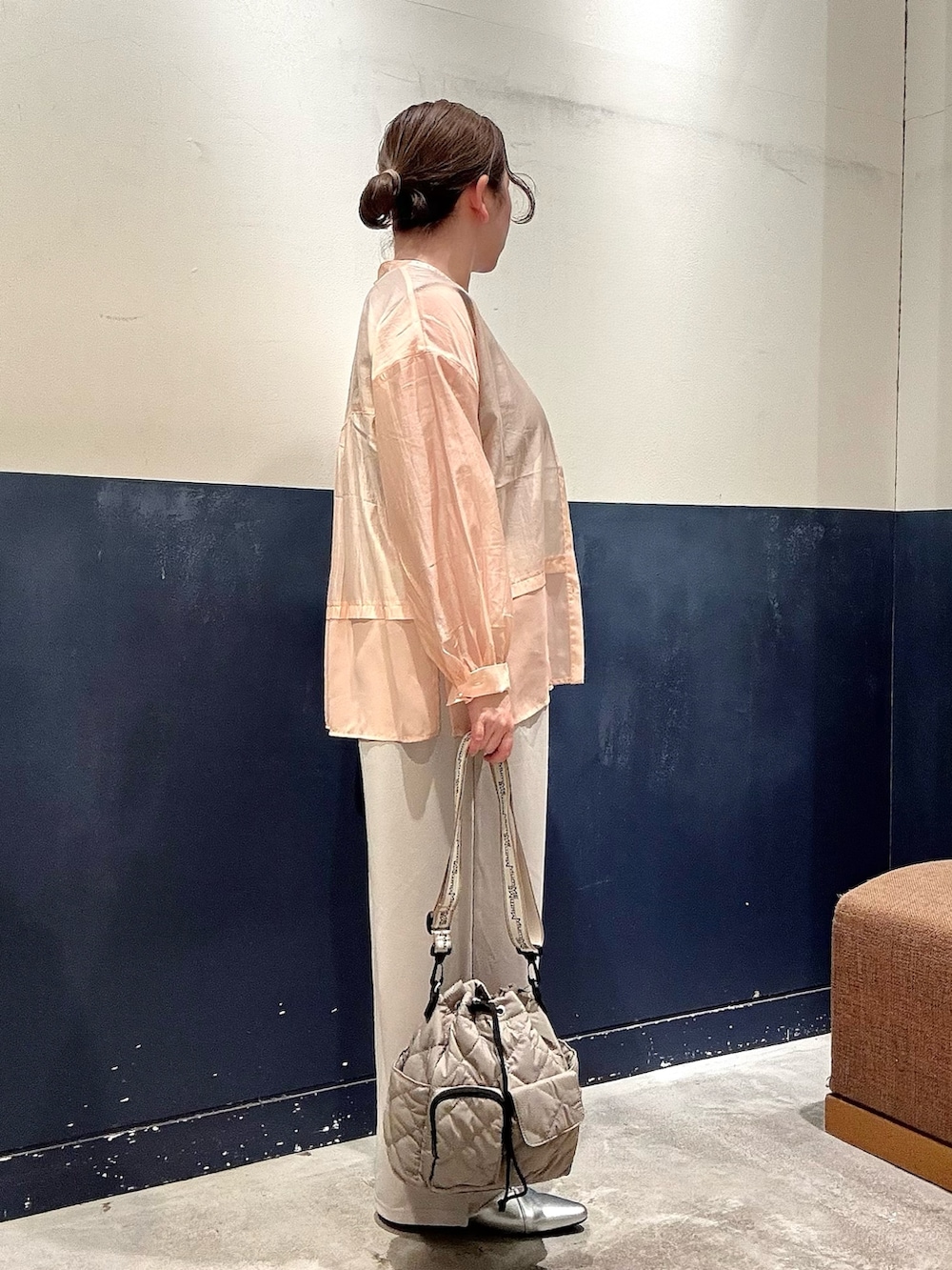 グレー系のショルダーバッグ、シルバー系のパンプス、ピンク系のシャツ/ブラウスを着用したレディースの春コーディネートの2枚目の写真