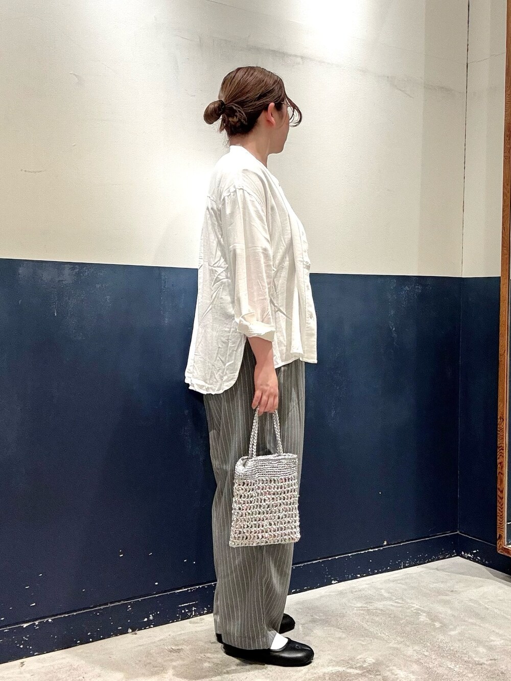 グレー系のTシャツ/カットソー、ホワイト系のシャツ/ブラウス、グレー系のその他パンツを着用したレディースの春コーディネートの2枚目の写真