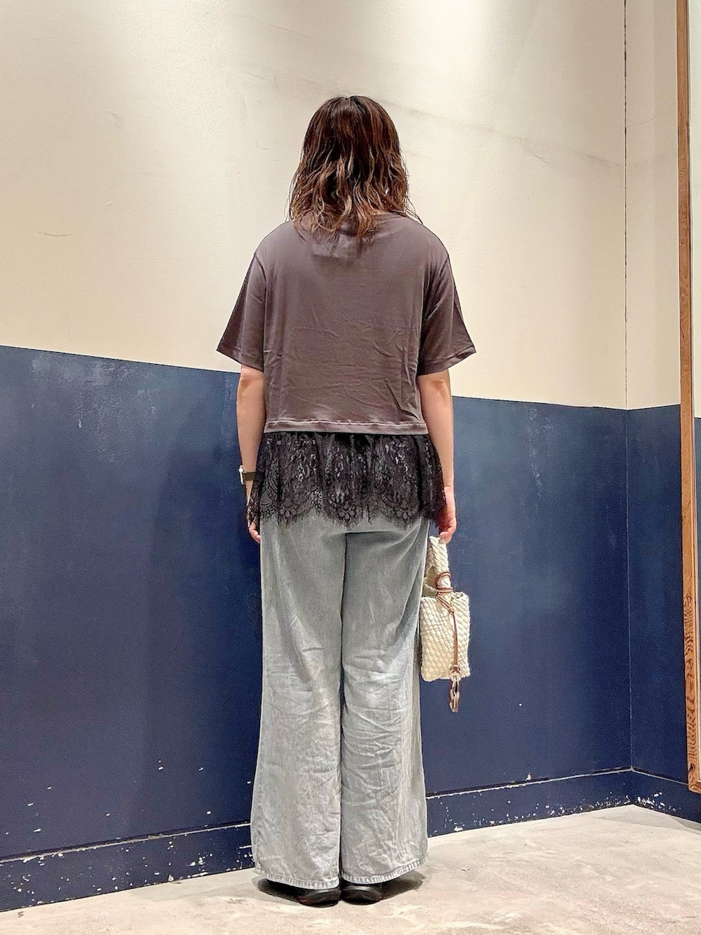 ホワイト系のショルダーバッグ、ブルー系のデニムパンツ、グレー系のTシャツ/カットソーを着用したレディースの夏コーディネートの3枚目の写真