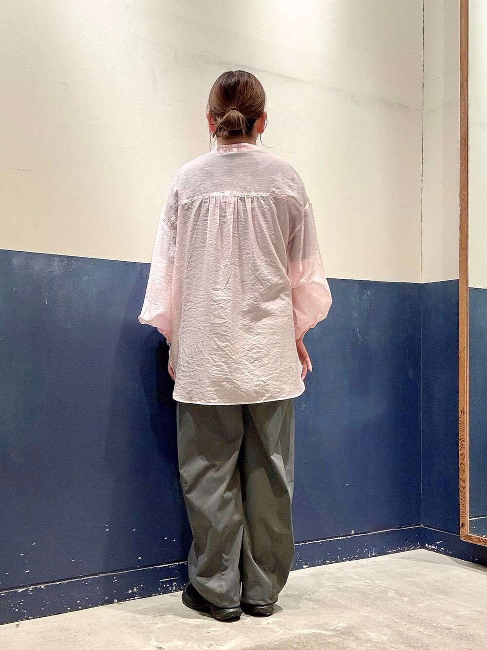 ピンク系のシャツ/ブラウス、グレー系のTシャツ/カットソー、グレー系のその他パンツを着用したレディースの夏コーディネートの3枚目の写真