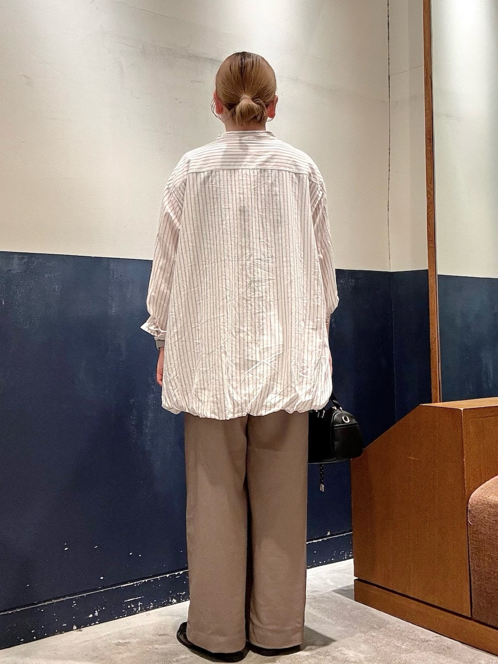 ブラック系のローファー、ブラック系のタンクトップ、ホワイト系のシャツ/ブラウスを着用したレディースの春コーディネートの3枚目の写真