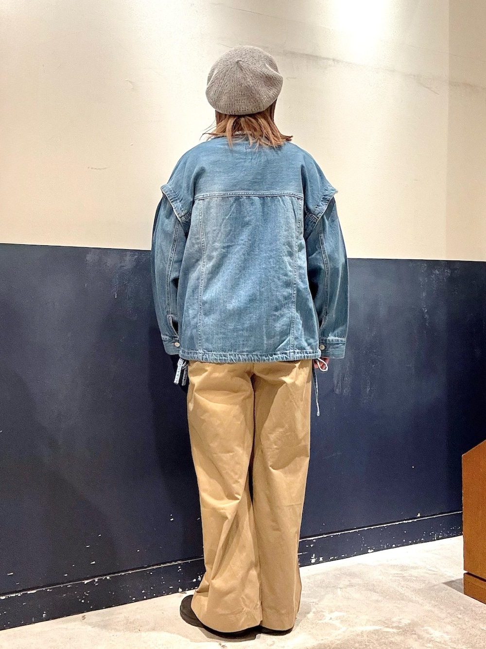 ブルー系のデニムジャケット、ホワイト系のTシャツ/カットソー、ベージュ系のデニムパンツを着用したレディースの冬コーディネートの3枚目の写真