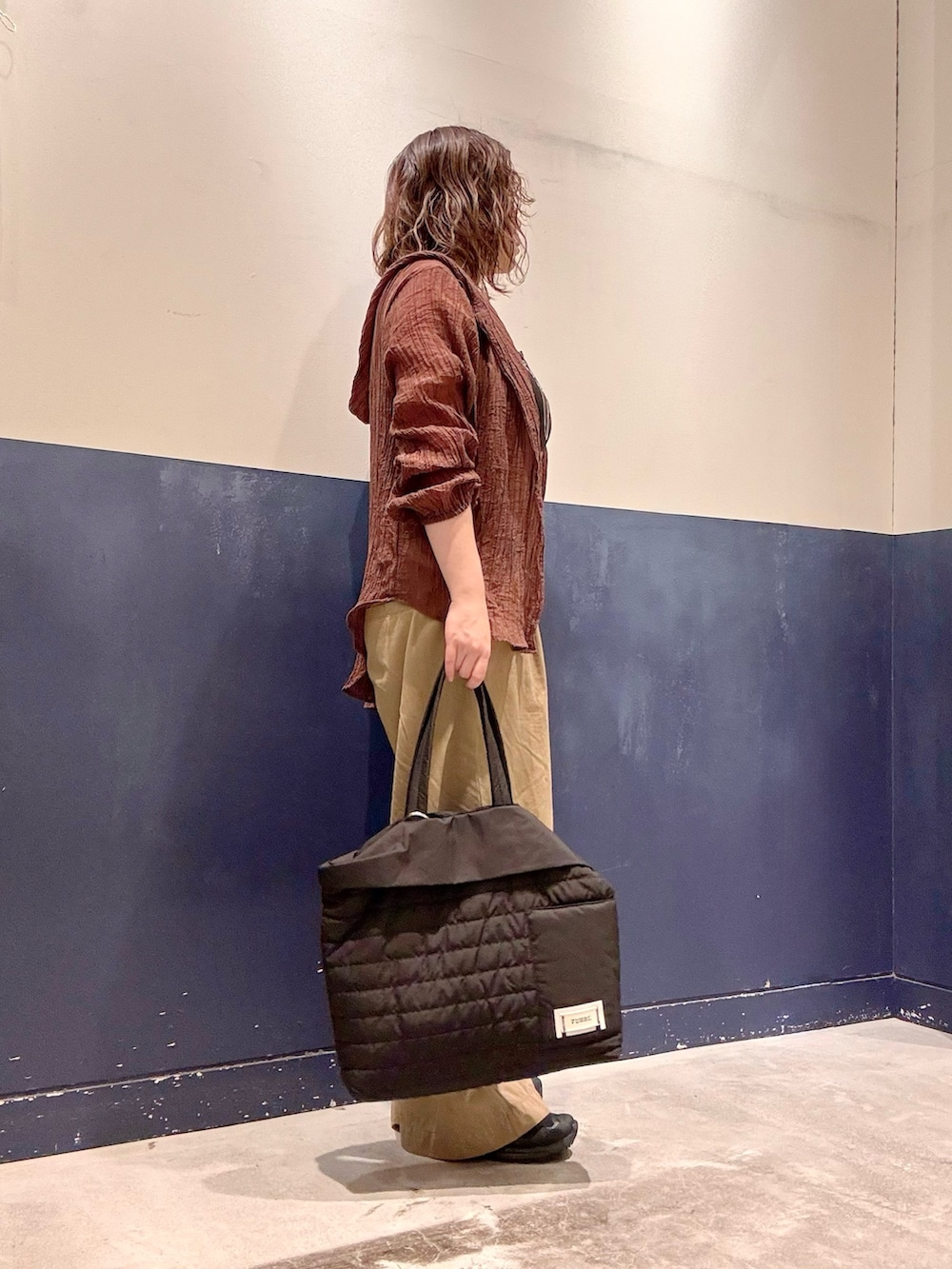 ベージュ系のデニムパンツ、ブラウン系のシャツ/ブラウス、ブラック系のタンクトップを着用したレディースの夏コーディネートの2枚目の写真
