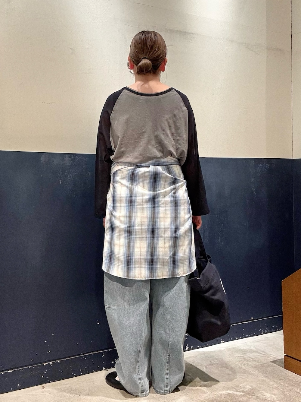 ブルー系のデニムパンツ、ホワイト系のシャツ/ブラウス、グレー系のTシャツ/カットソーを着用したレディースの春コーディネートの3枚目の写真