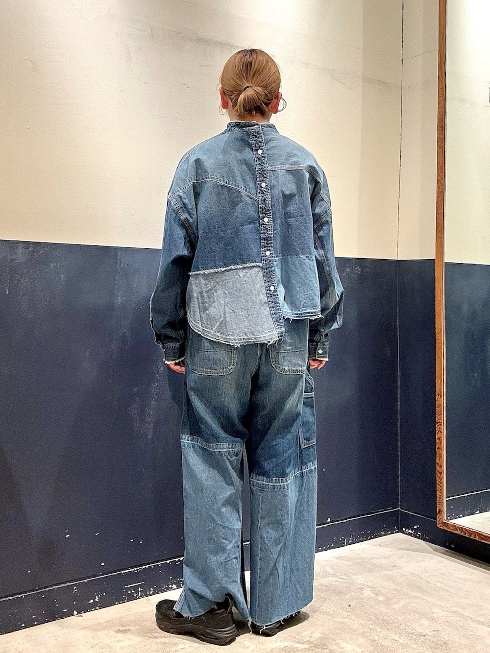 ブルー系のシャツ/ブラウス、ブルー系のデニムパンツ、グレー系のTシャツ/カットソーを着用したレディースの春コーディネートの3枚目の写真