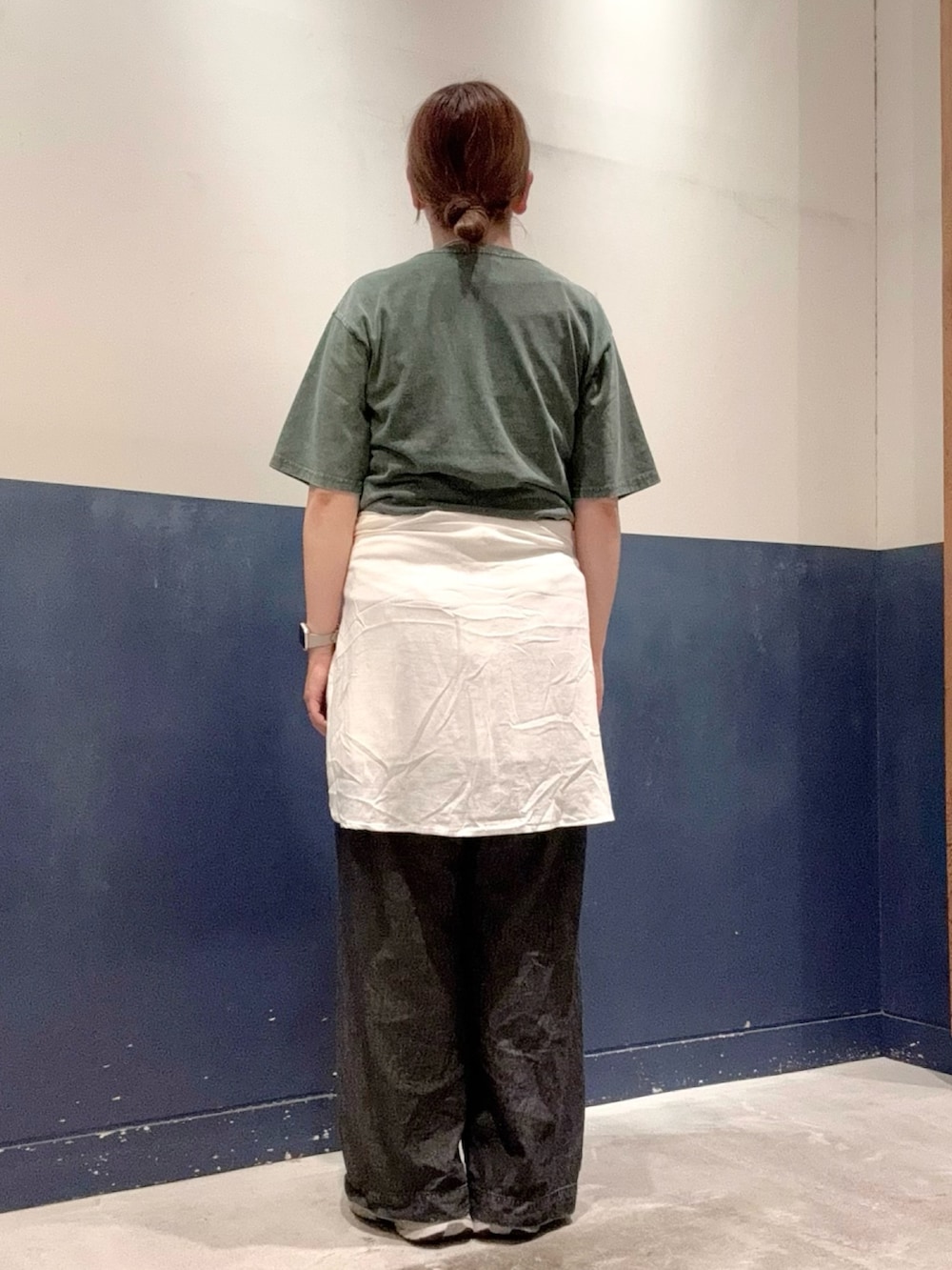 「チャオパニックティピー(CIAOPANIC TYPY)、ママコーデ、高身長女子、30代コーデ、ユニセックス、ロゴT、Tシャツ、古着、おしゃれさんと繋がりたい、オトナカジュアル、カジュアル、デニム、夏ルックで気分アップ、シャツスタイル、ラクチンコーデ」｜「CIAOPANIC TYPYの【低身長・高身長対応/サイズ展開あり】【新色追加】柔らかワイドイージーデニム（デニムパンツ、ブラック系）」を使った、ogitypyさん（骨格ストレート・レディース・165cm）の夏コーディネートの3枚目の写真