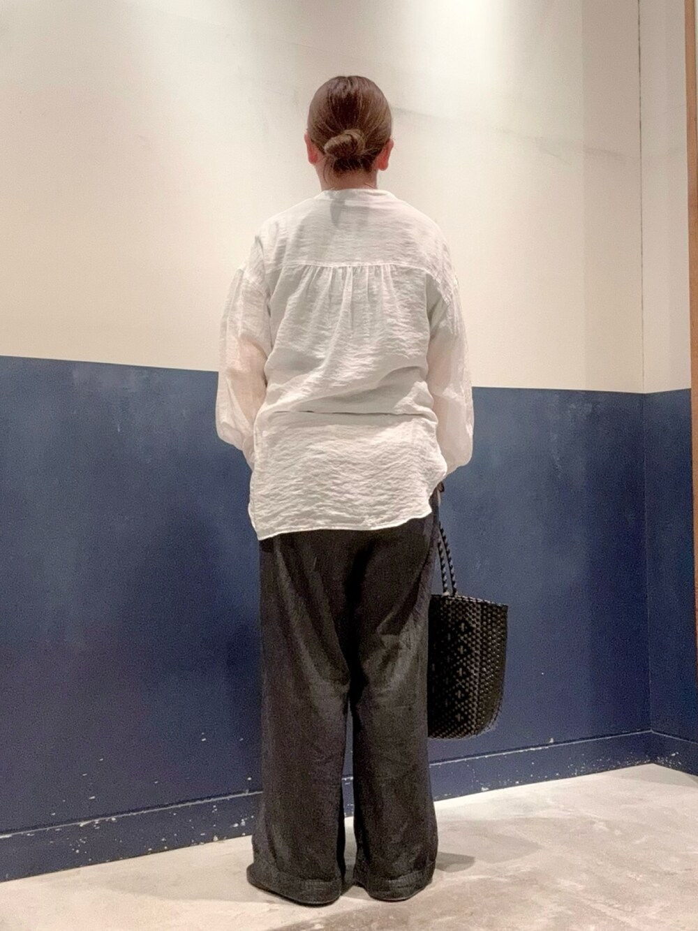 ホワイト系のシャツ/ブラウス、グレー系のTシャツ/カットソー、ブラック系のデニムパンツを着用したレディースの夏コーディネートの3枚目の写真