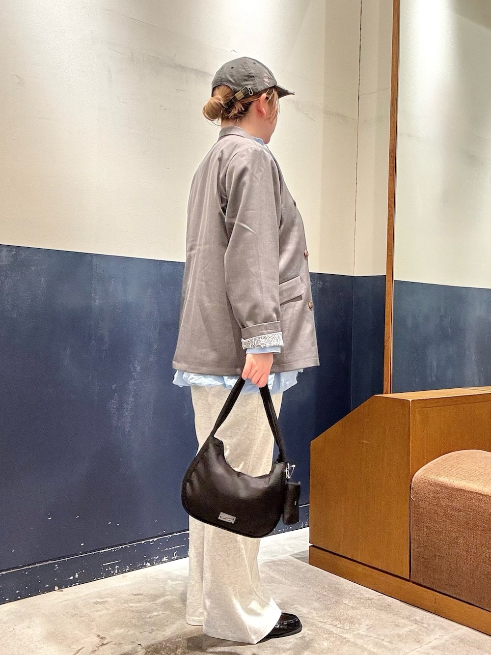 ブラック系のローファー、グレー系のテーラードジャケット、ブルー系のシャツ/ブラウスを着用したレディースの春コーディネートの2枚目の写真