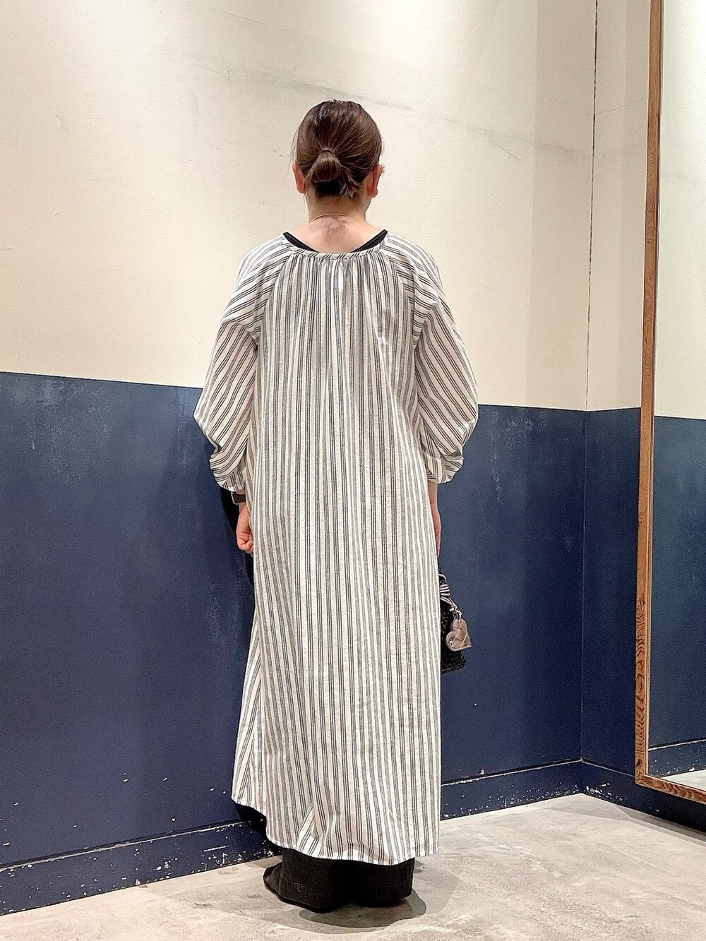 ブラック系のショルダーバッグ、ブラック系のパンプス、ブラック系のデニムパンツを着用したレディースの夏コーディネートの3枚目の写真