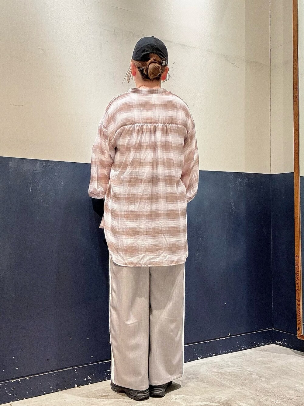 パープル系のシャツ/ブラウス、グレー系のスラックス、ホワイト系のTシャツ/カットソーを着用したレディースの夏コーディネートの3枚目の写真