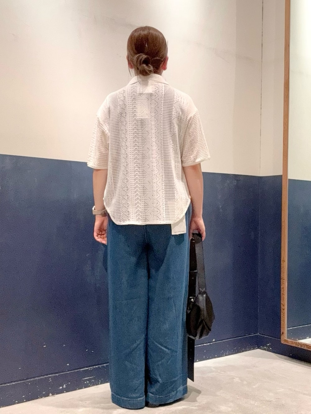 ブラウン系のタンクトップ、ホワイト系のシャツ/ブラウス、ブラック系のサンダルを着用したレディースの夏コーディネートの3枚目の写真