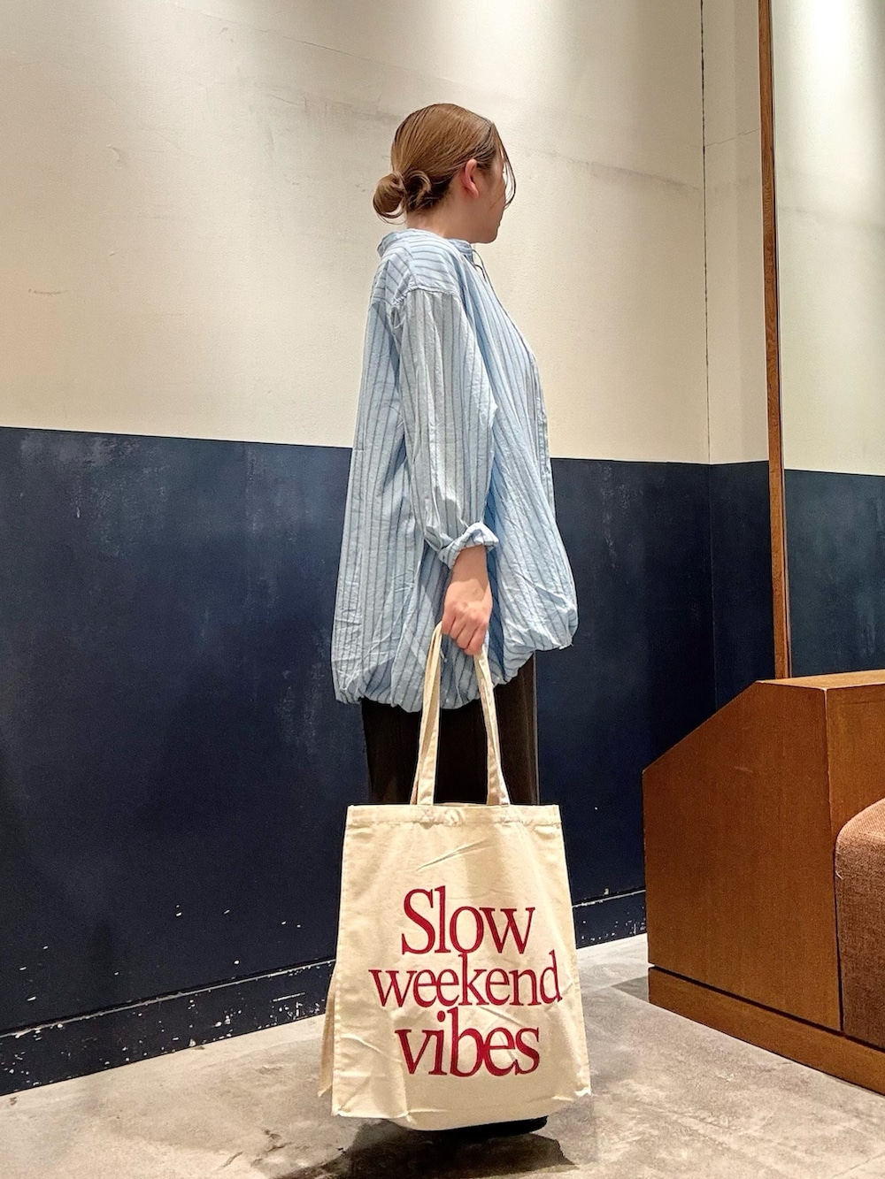 ホワイト系のトートバッグ、グレー系のスカート、ブルー系のシャツ/ブラウスを着用したレディースの春コーディネートの2枚目の写真