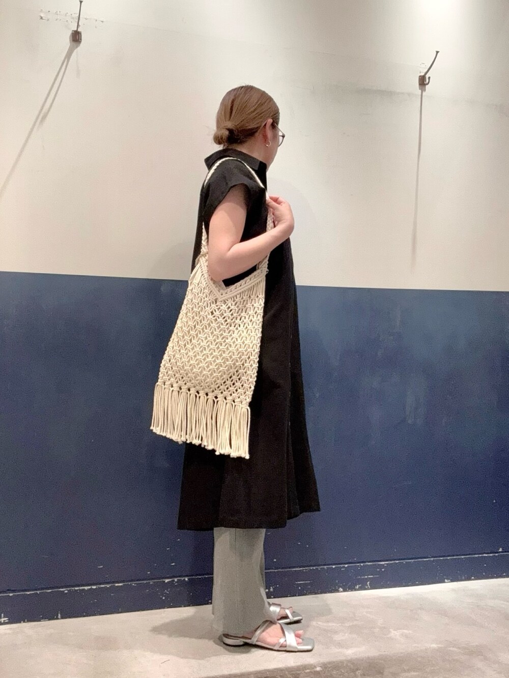 ブラック系のワンピース、ホワイト系のトートバッグ、グレー系のその他パンツを着用したレディースの夏コーディネートの2枚目の写真