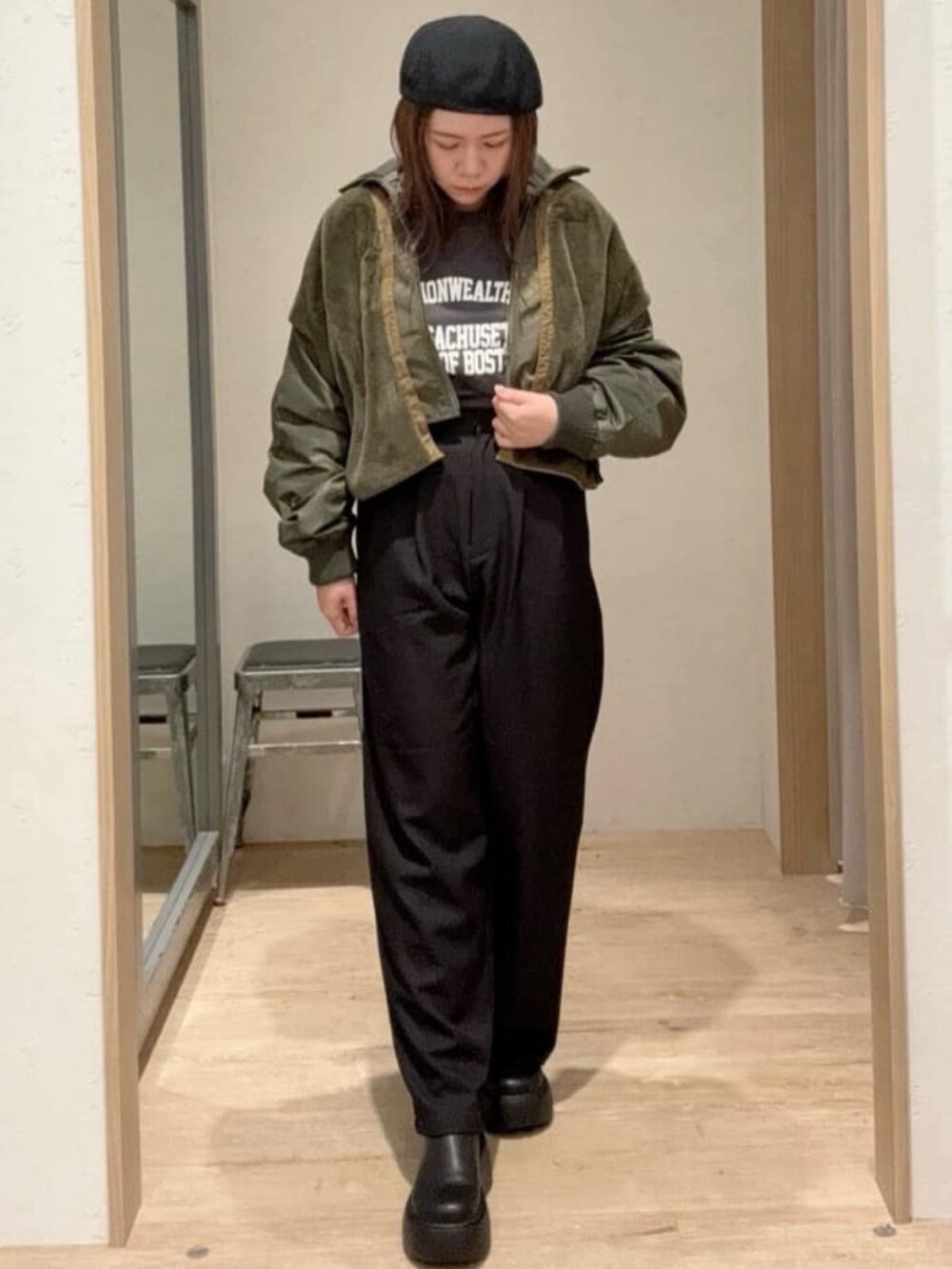 グレー系のTシャツ/カットソー、ブラック系のサロペット/オーバーオール、グリーン系のミリタリージャケットを着用したレディースの秋コーディネートの2枚目の写真