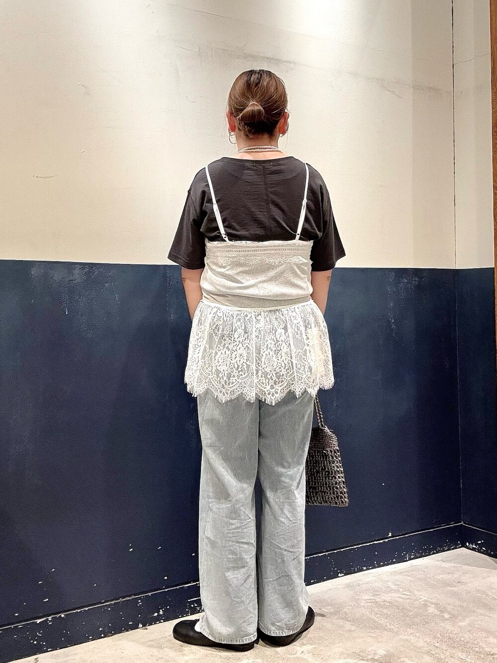 グレー系のTシャツ/カットソー、グレー系のショルダーバッグ、ブルー系のデニムパンツを着用したレディースの春コーディネートの3枚目の写真