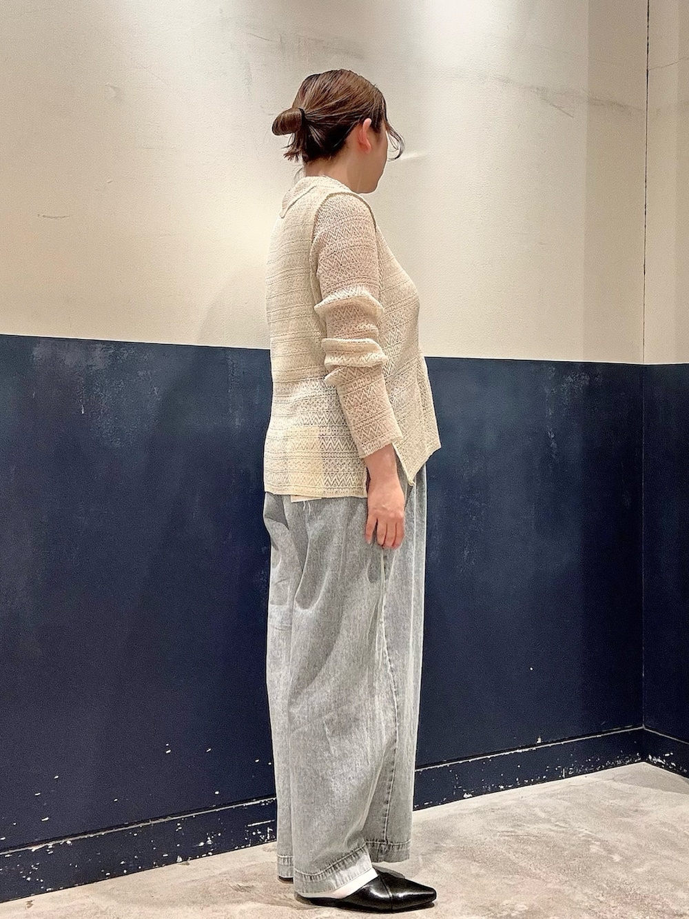 ブラック系のパンプス、ブルー系のデニムパンツ、ホワイト系のシャツ/ブラウスを着用したレディースの春コーディネートの2枚目の写真