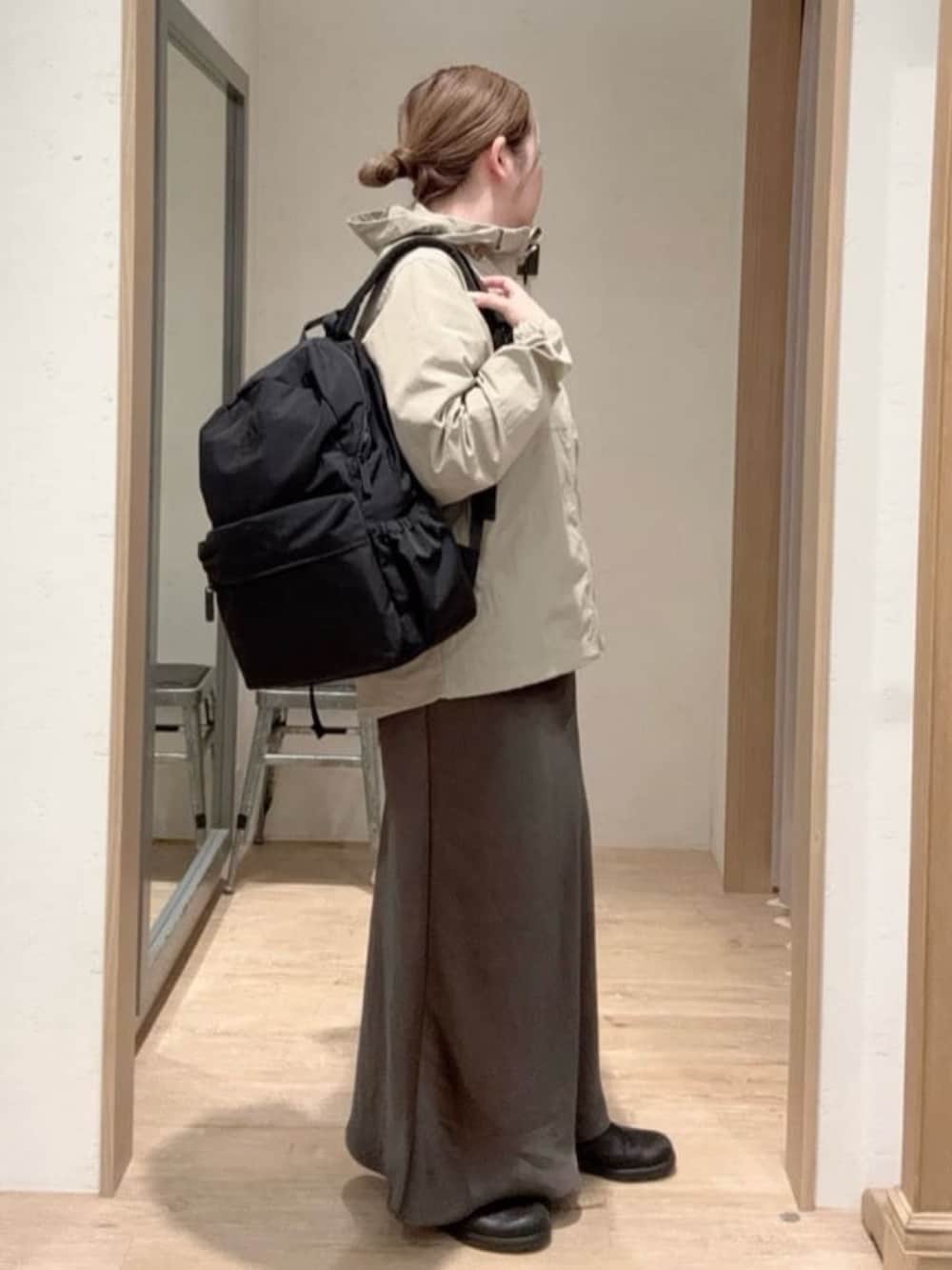 ブラック系のバックパック/リュック、グレー系のパーカー、グレー系のスカートを着用したレディースの秋コーディネートの2枚目の写真