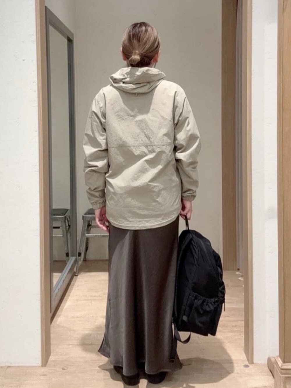 ブラック系のバックパック/リュック、グレー系のパーカー、グレー系のスカートを着用したレディースの秋コーディネートの3枚目の写真