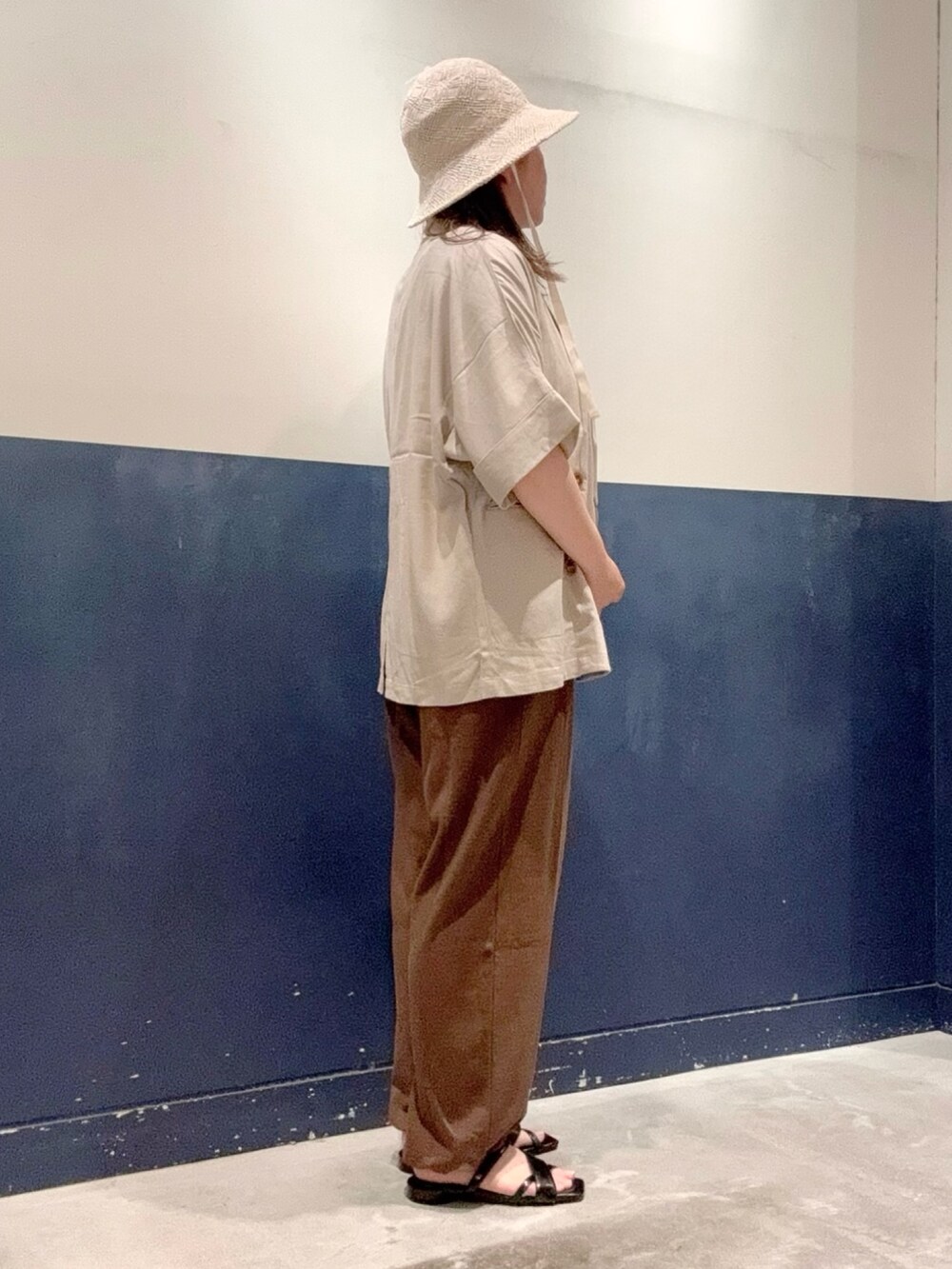 ブラック系のサンダル、ブラウン系のサロペット/オーバーオール、ベージュ系のテーラードジャケットを着用したレディースの夏コーディネートの2枚目の写真