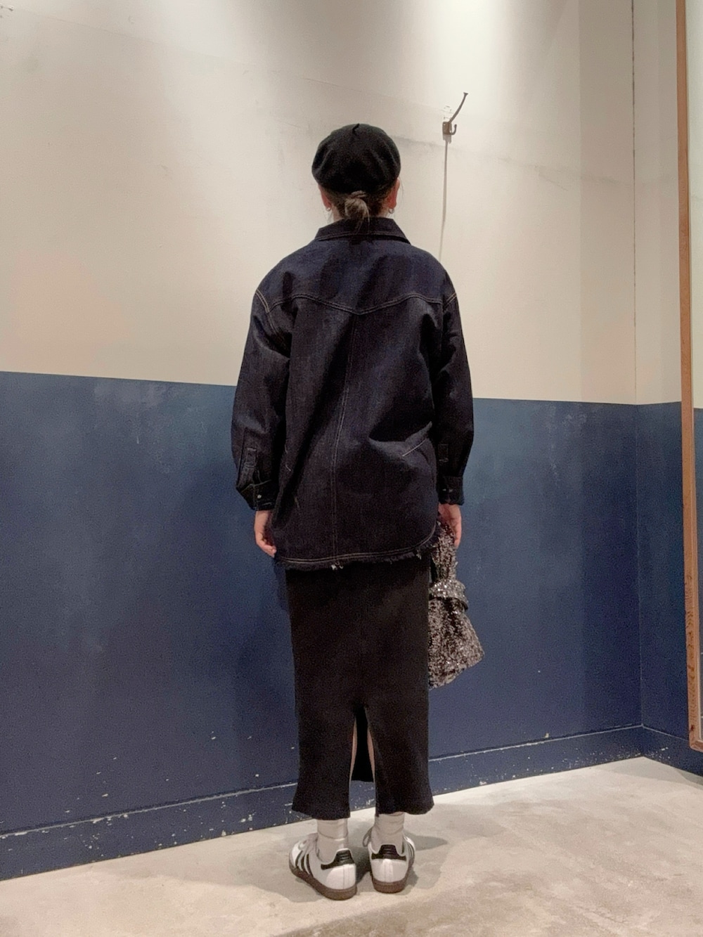 ブルー系のデニムジャケット、ホワイト系のTシャツ/カットソー、グレー系のハンドバッグを着用したレディースの春コーディネートの3枚目の写真