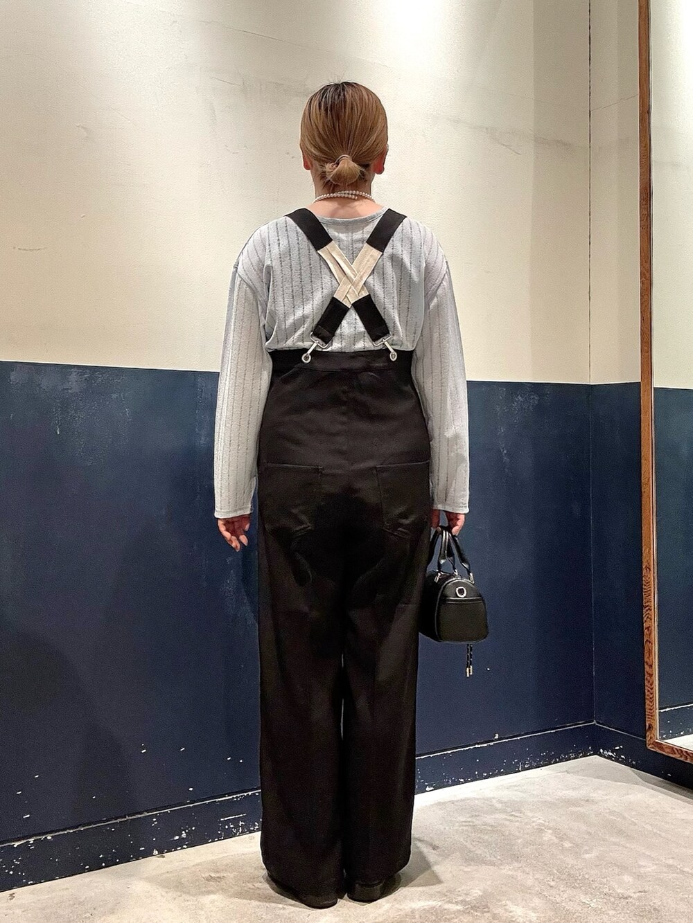 ブルー系のTシャツ/カットソー、ブラック系のサロペット/オーバーオール、ブラック系のショルダーバッグを着用したレディースの春コーディネートの3枚目の写真