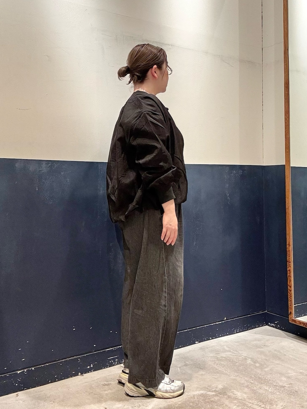 ブラック系のデニムパンツ、グレー系のTシャツ/カットソー、ブラック系のブルゾンを着用したレディースの春コーディネートの2枚目の写真