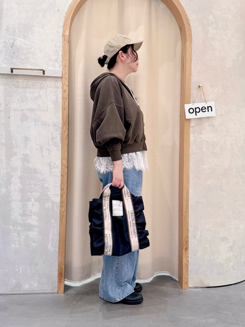 ブルー系のデニムパンツ、ブラウン系のパーカー、ホワイト系のTシャツ/カットソーを着用したレディースの秋コーディネートの2枚目の写真