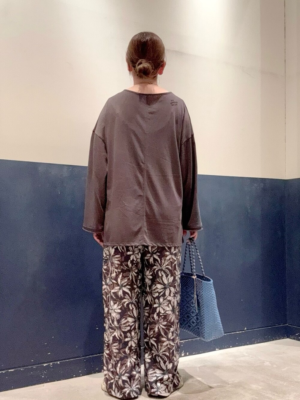 グレー系のTシャツ/カットソー、ブルー系のその他パンツ、ブルー系のトートバッグを着用したレディースの夏コーディネートの3枚目の写真