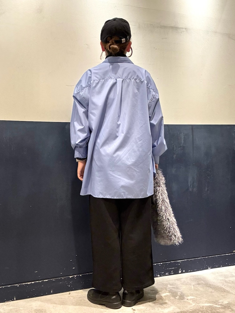 グレー系のトートバッグ、ブラック系のその他パンツ、ブラック系のニット/セーターを着用したレディースの冬コーディネートの3枚目の写真
