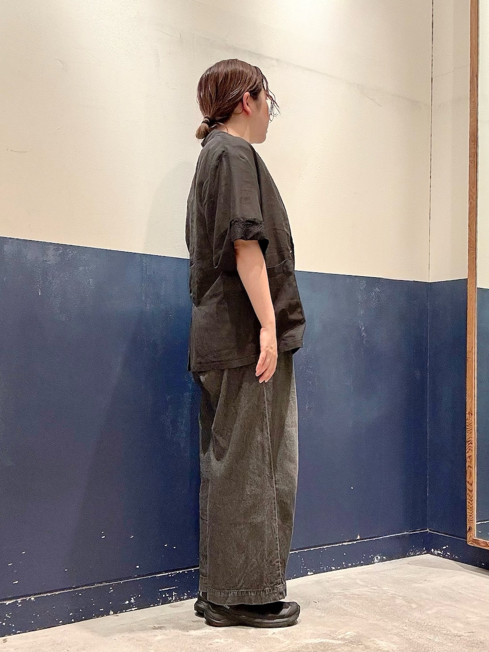 ブラック系のデニムパンツ、ブラック系のテーラードジャケット、ホワイト系のTシャツ/カットソーを着用したレディースの夏コーディネートの2枚目の写真