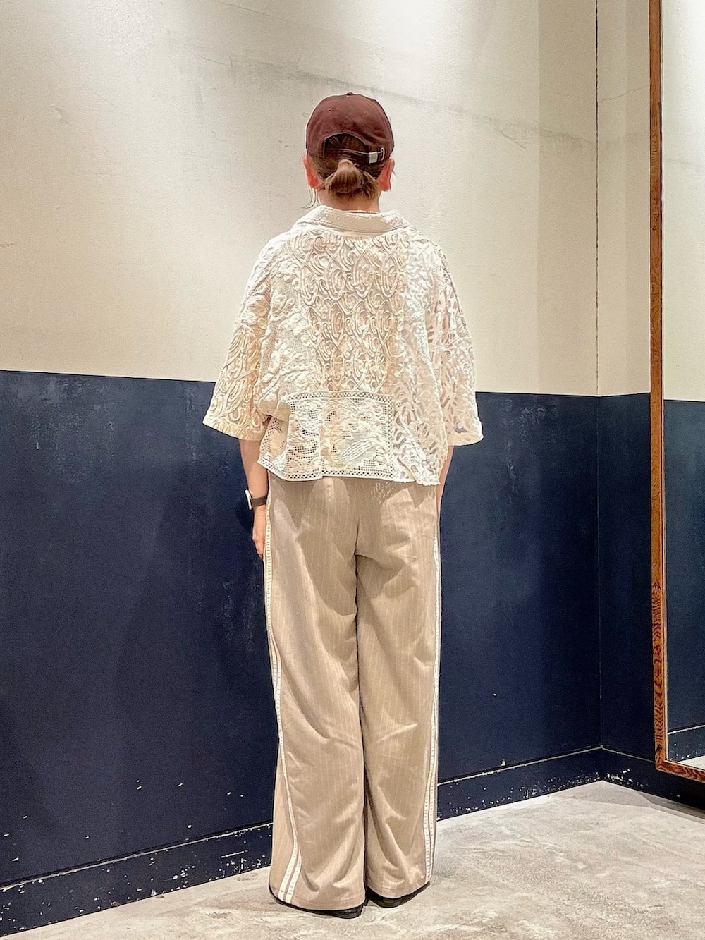 ホワイト系のシャツ/ブラウス、ブラック系のパンプス、ホワイト系のタンクトップを着用したレディースの春コーディネートの3枚目の写真