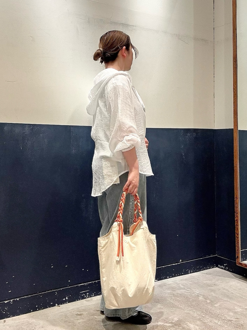 ホワイト系のシャツ/ブラウス、ホワイト系のTシャツ/カットソー、ブルー系のデニムパンツを着用したレディースの春コーディネートの2枚目の写真