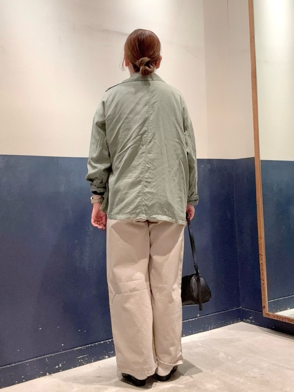 グリーン系のシャツ/ブラウス、ブラウン系のTシャツ/カットソー、ブラック系のショルダーバッグを着用したレディースの秋コーディネートの3枚目の写真