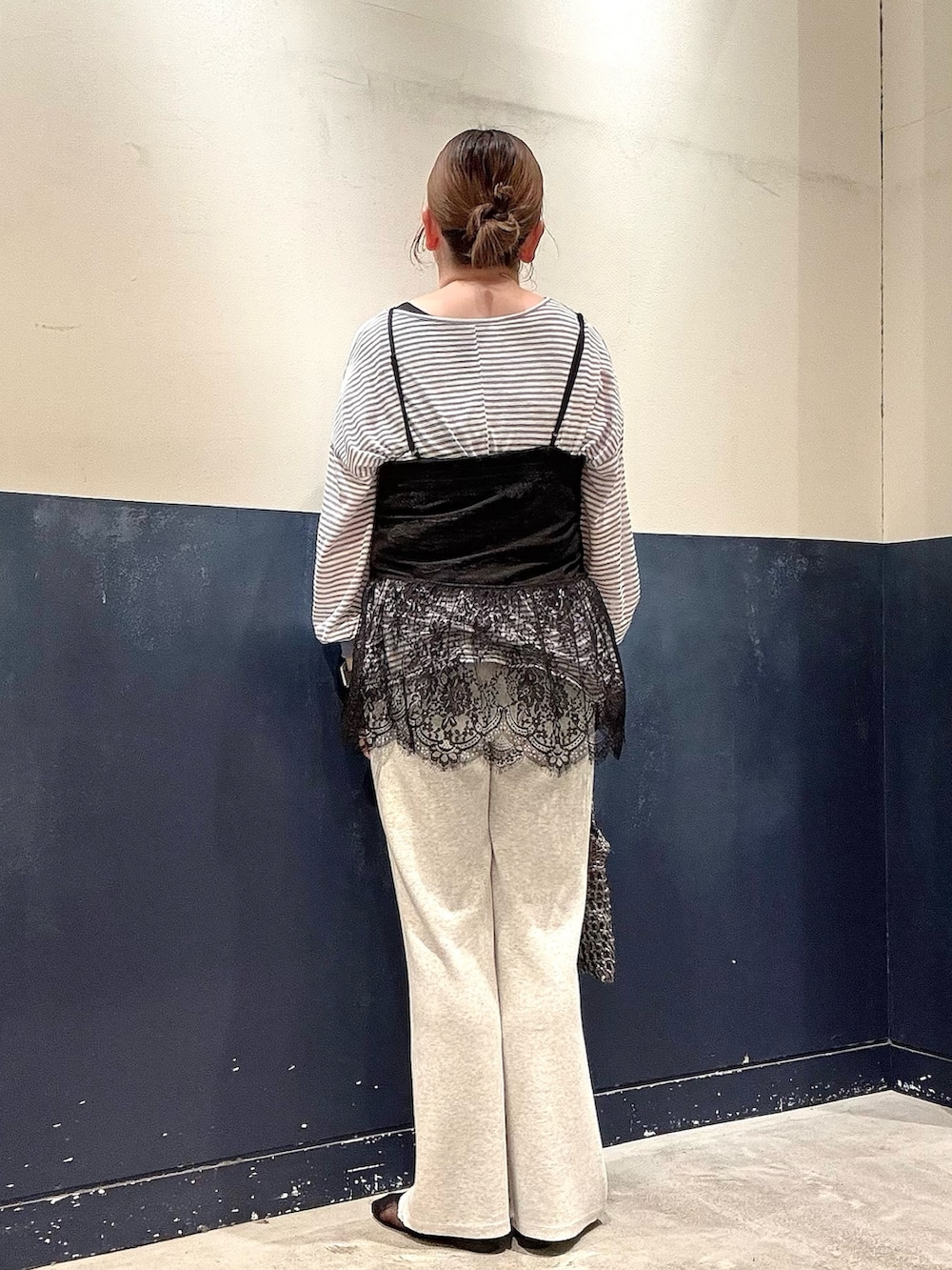 ブラック系のパンプス、グレー系のショルダーバッグ、ブラック系のキャミソールを着用したレディースの春コーディネートの3枚目の写真