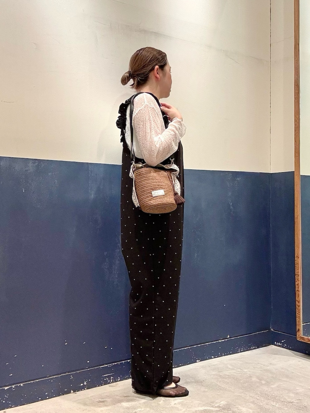 ブラック系のパンプス、ホワイト系のTシャツ/カットソー、ブラウン系のトートバッグを着用したレディースの夏コーディネートの2枚目の写真