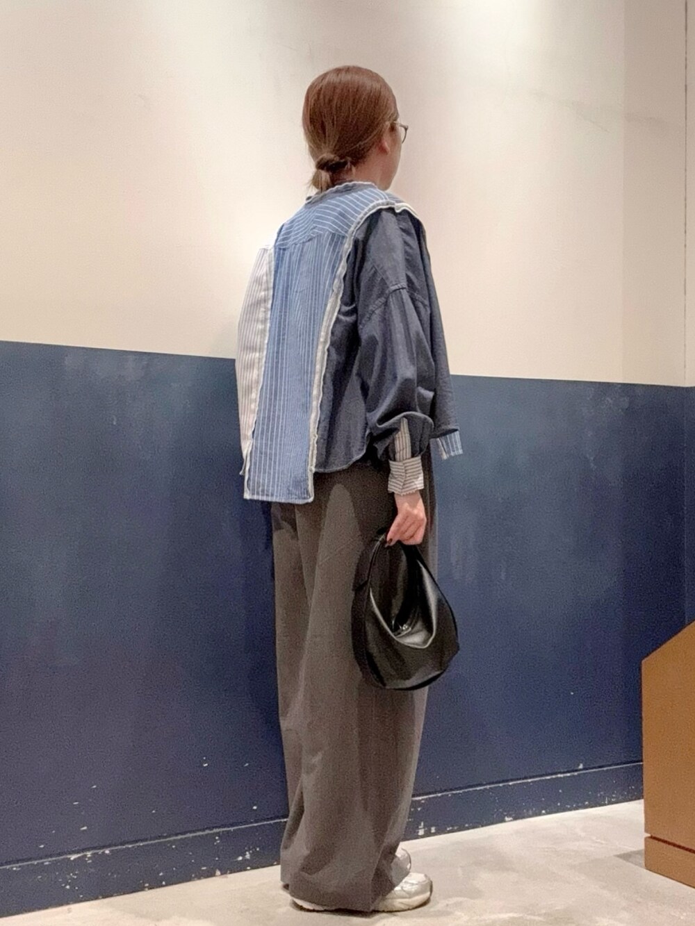 ブラック系のショルダーバッグ、ブルー系のシャツ/ブラウス、ブルー系のTシャツ/カットソーを着用したレディースの秋コーディネートの2枚目の写真