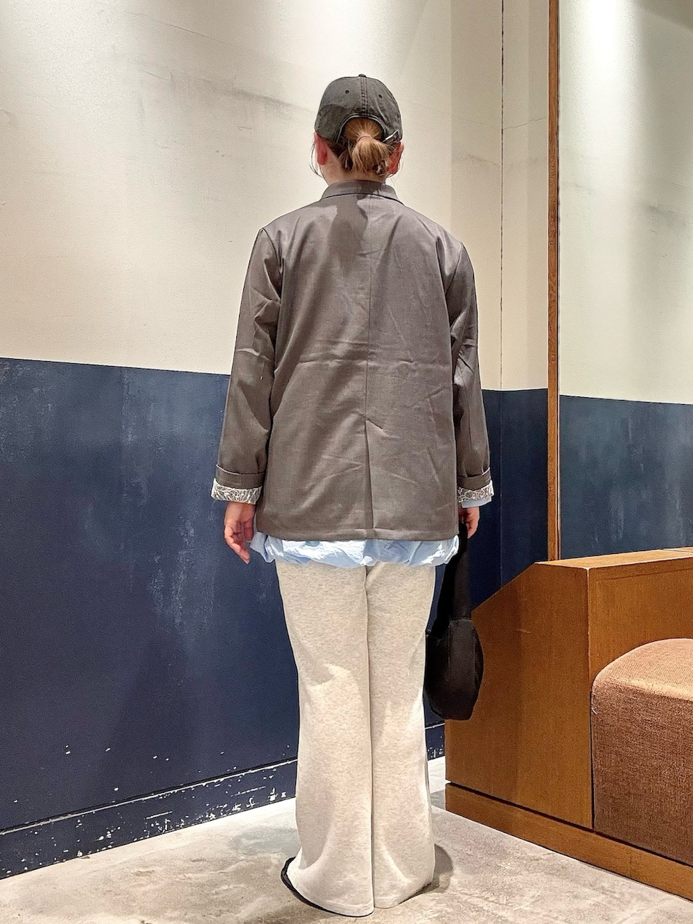 ブラック系のローファー、グレー系のテーラードジャケット、ブルー系のシャツ/ブラウスを着用したレディースの春コーディネートの3枚目の写真