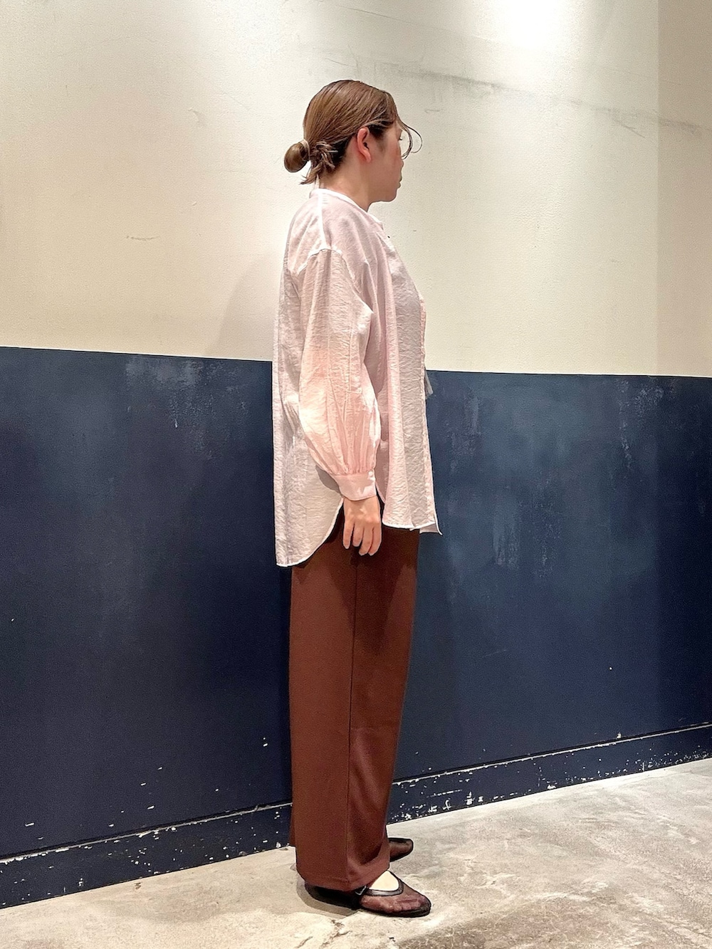 ブラック系のパンプス、ピンク系のシャツ/ブラウス、グレー系のTシャツ/カットソーを着用したレディースの春コーディネートの2枚目の写真