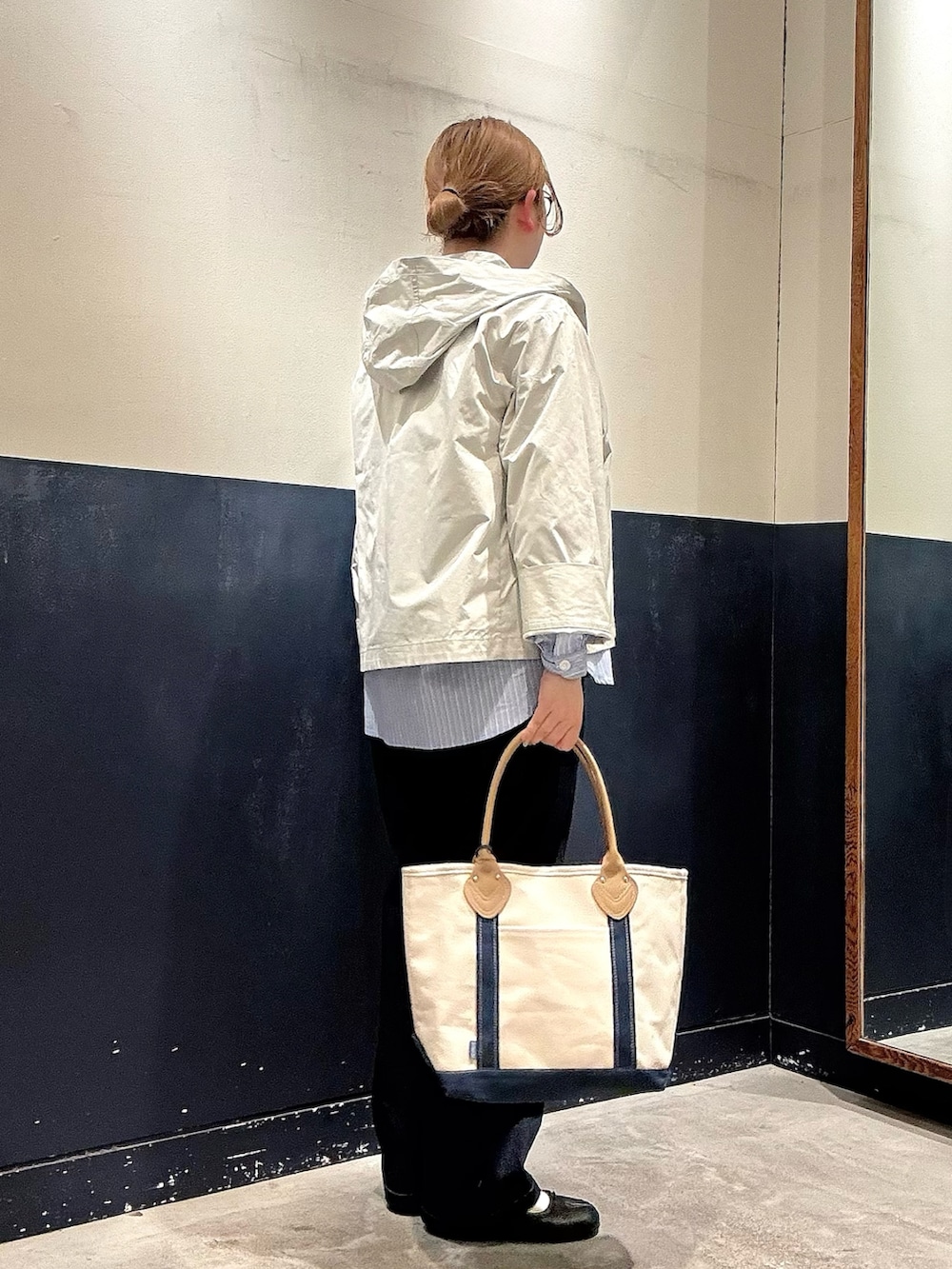 ブルー系のシャツ/ブラウス、グリーン系のブルゾン、ブルー系のデニムパンツを着用したレディースの春コーディネートの2枚目の写真