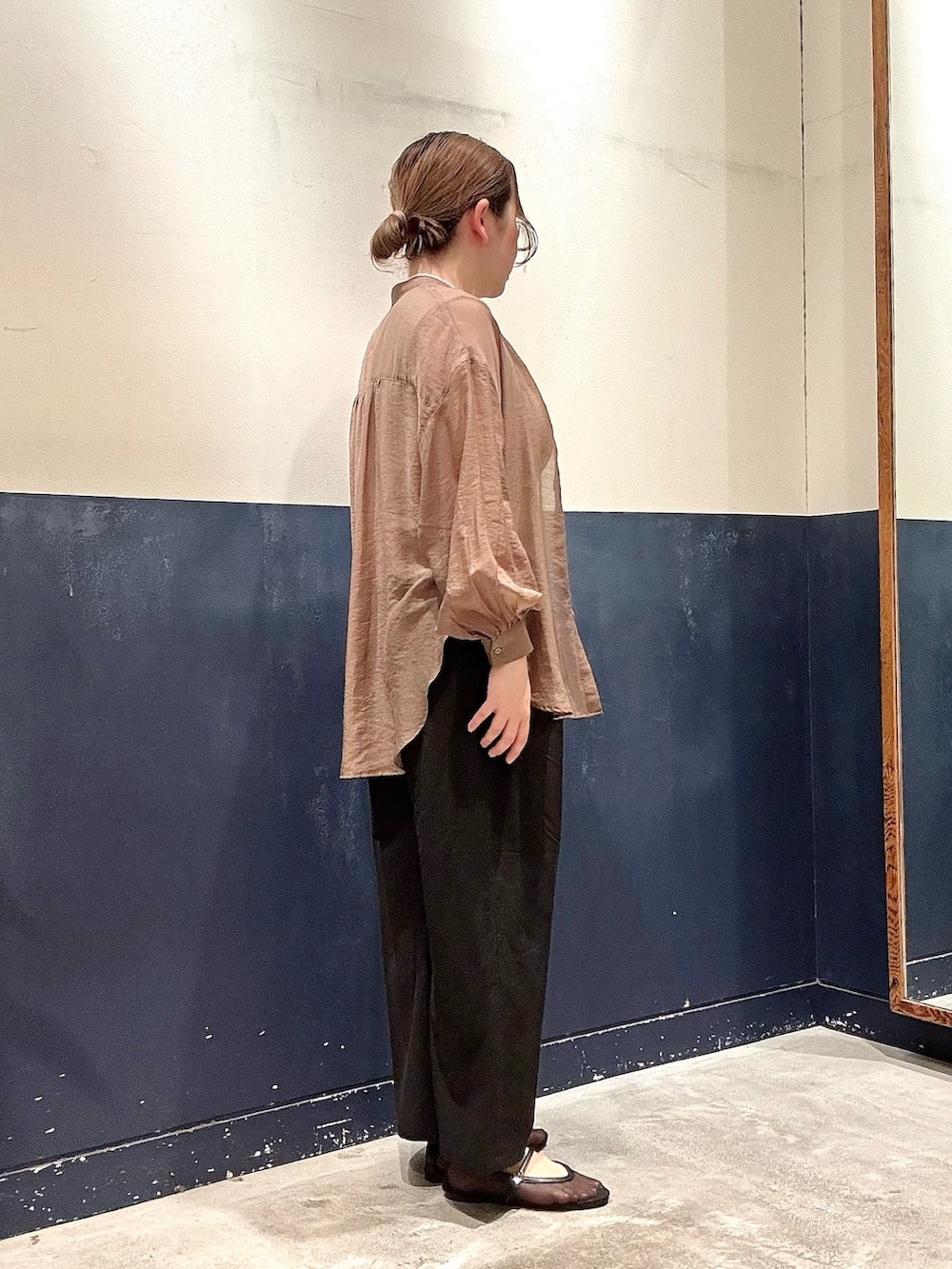 ブラック系のパンプス、ブラウン系のシャツ/ブラウス、グレー系のタンクトップを着用したレディースの春コーディネートの2枚目の写真