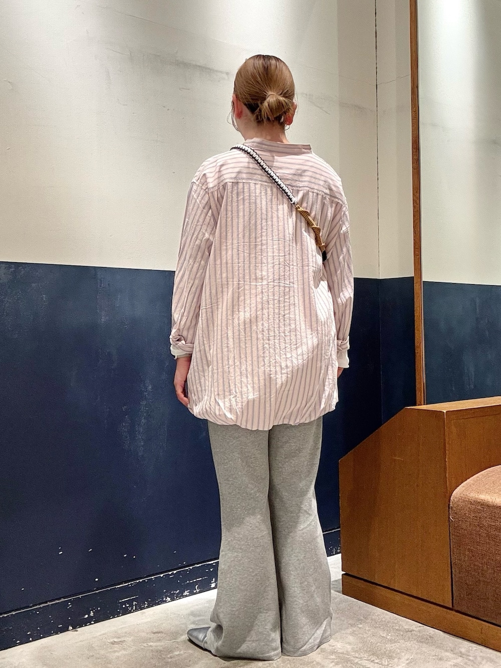 ピンク系のシャツ/ブラウス、ホワイト系のTシャツ/カットソー、シルバー系のパンプスを着用したレディースの春コーディネートの3枚目の写真