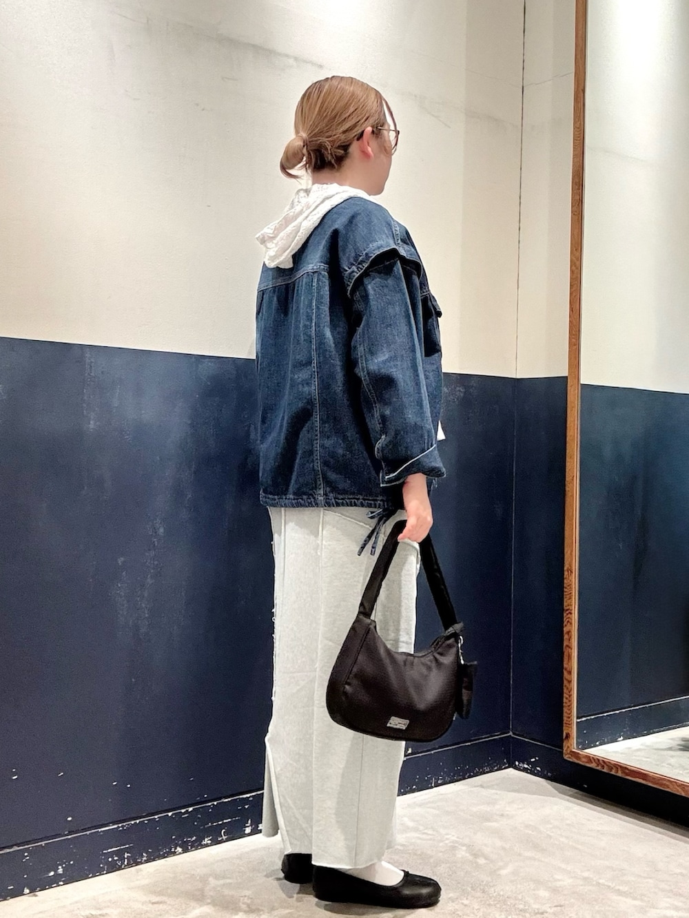 ブルー系のデニムジャケット、ホワイト系のシャツ/ブラウス、ブルー系のスカートを着用したレディースの春コーディネートの2枚目の写真