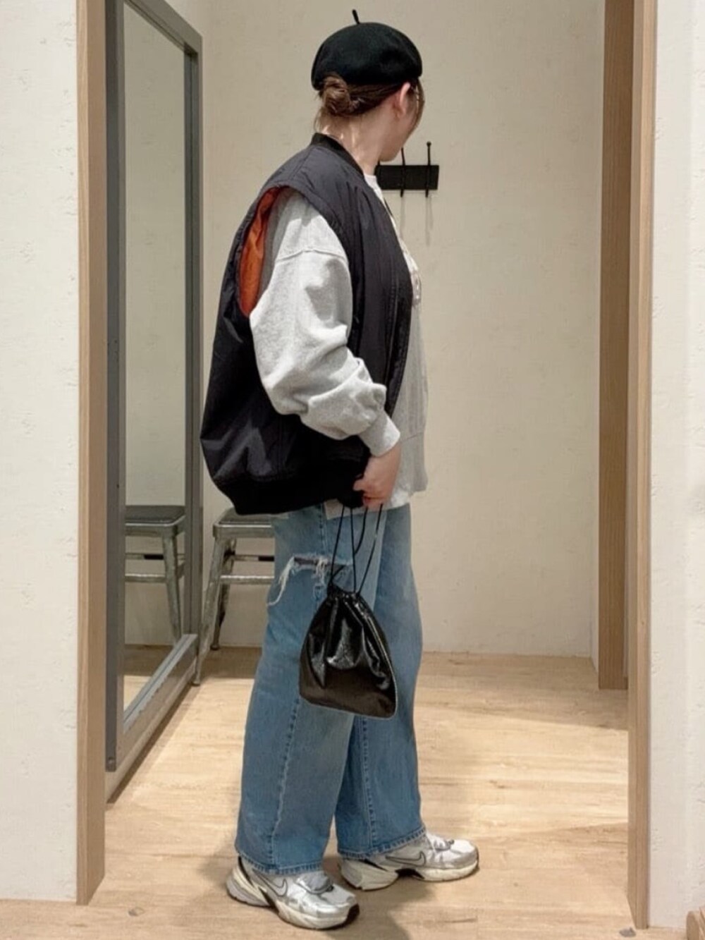 ブラック系のMA-1、グレー系のスウェット、ブルー系のデニムパンツを着用したレディースの秋コーディネートの2枚目の写真