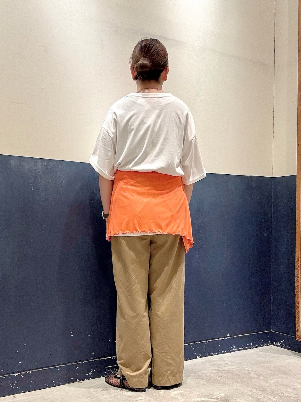 ブラウン系のパンプス、ベージュ系のデニムパンツ、ホワイト系のTシャツ/カットソーを着用したレディースの夏コーディネートの3枚目の写真
