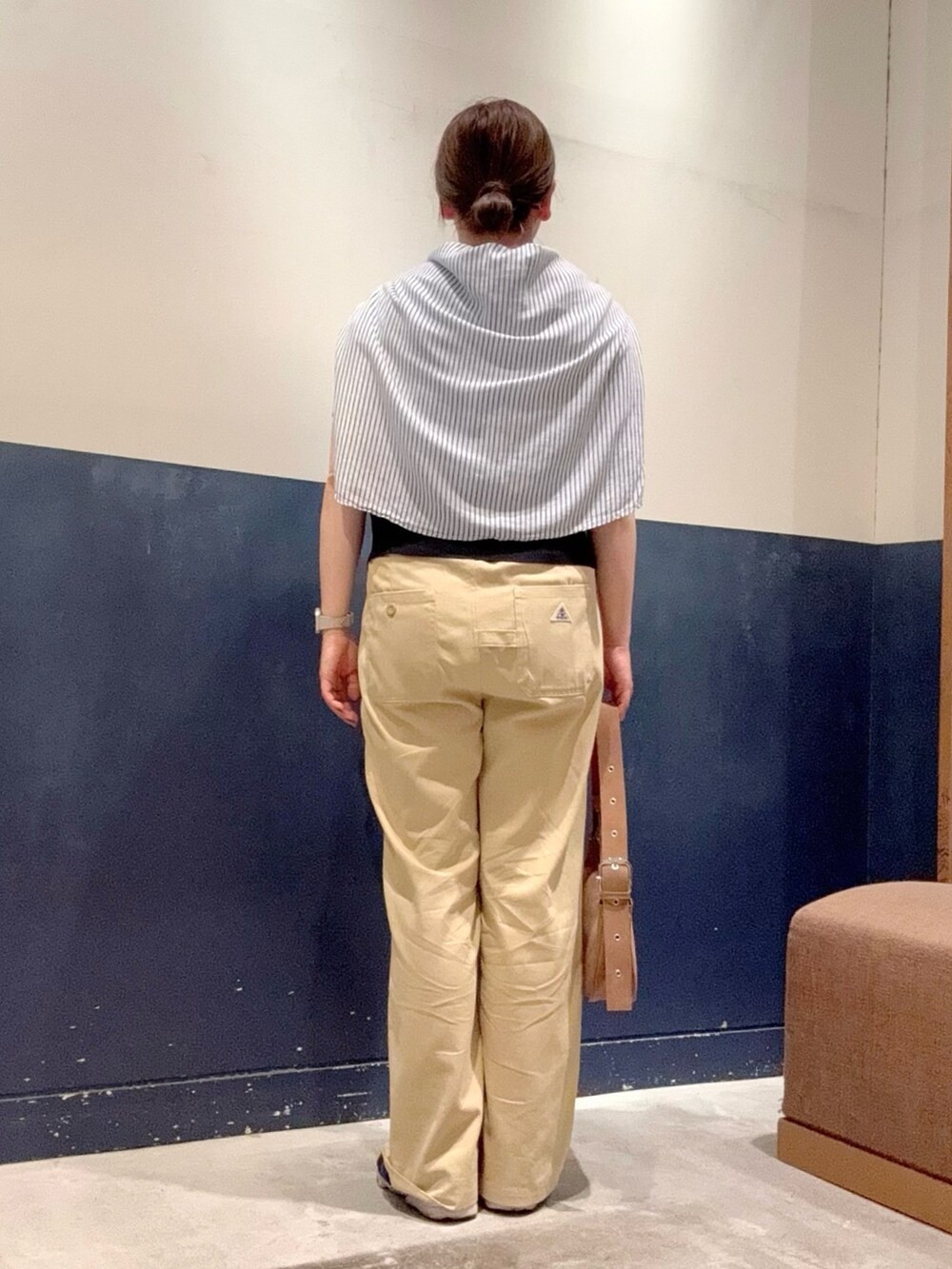 ブルー系のシャツ/ブラウス、ブルー系のニット/セーター、ブラウン系のトートバッグを着用したレディースの夏コーディネートの3枚目の写真