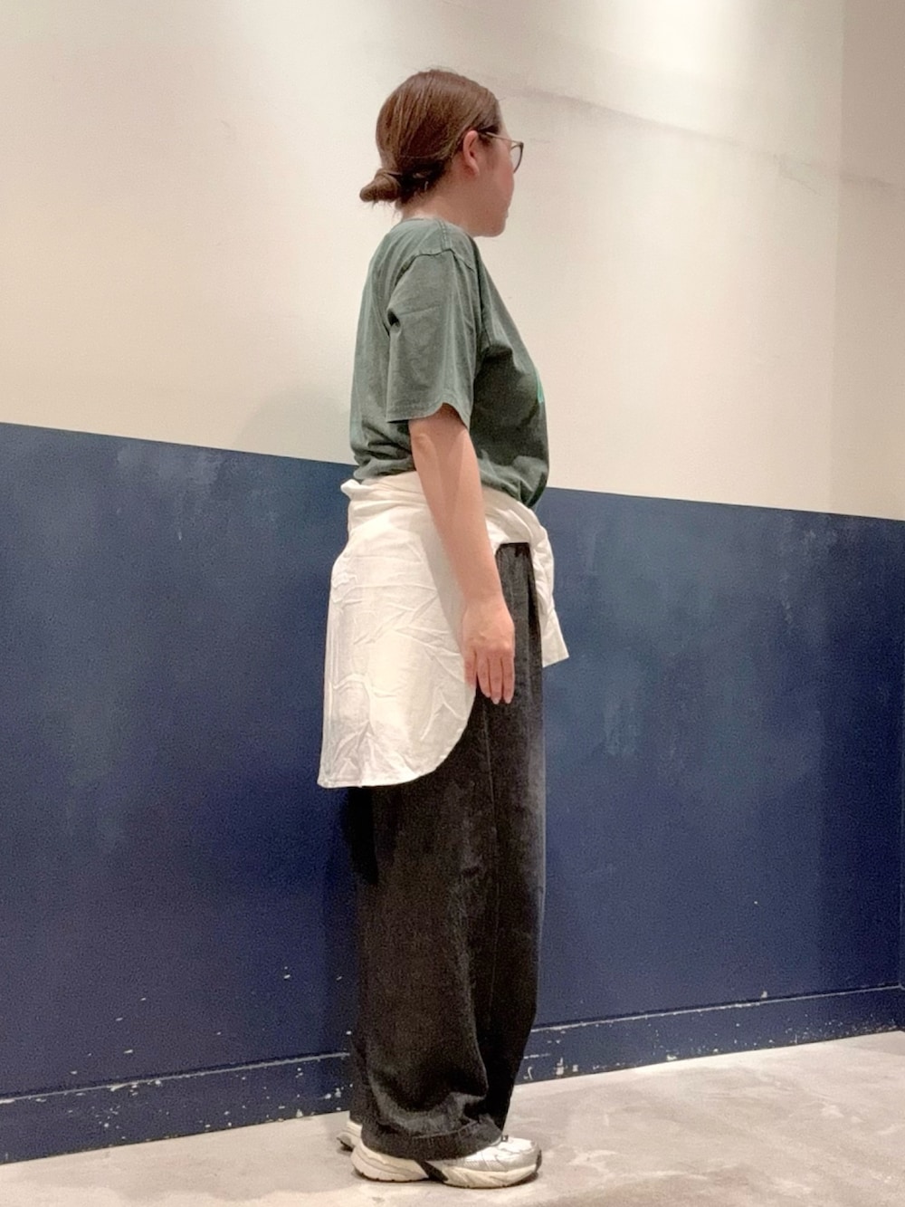 「チャオパニックティピー(CIAOPANIC TYPY)、ママコーデ、高身長女子、30代コーデ、ユニセックス、ロゴT、Tシャツ、古着、おしゃれさんと繋がりたい、オトナカジュアル、カジュアル、デニム、夏ルックで気分アップ、シャツスタイル、ラクチンコーデ」｜「CIAOPANIC TYPYの【低身長・高身長対応/サイズ展開あり】【新色追加】柔らかワイドイージーデニム（デニムパンツ、ブラック系）」を使った、ogitypyさん（骨格ストレート・レディース・165cm）の夏コーディネートの2枚目の写真