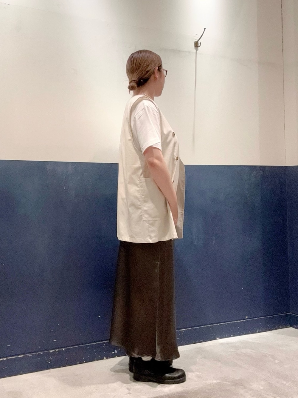 「チャオパニックティピー(CIAOPANIC TYPY)、ママコーデ、30代コーデ、高身長女子、シンプルコーデ、オトナカジュアル、きれいめカジュアル、ラクチンコーデ、おしゃれさんと繋がりたい、SEADAM、Tシャツ、ユニセックス、ベスト、ジレ、スカート」｜「CIAOPANIC TYPYの【2025年S/S新作】lilステンレスチョーカー（ネックレス、シルバー系）」を使った、ogitypyさん（骨格ストレート・レディース・165cm）の夏コーディネートの2枚目の写真